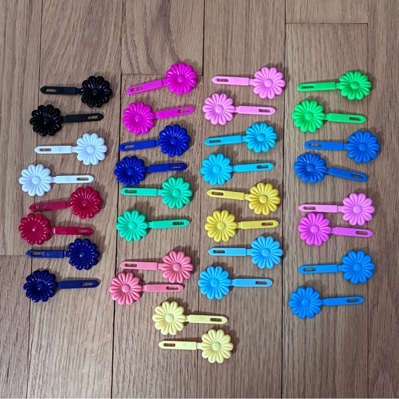 Other - Plastic retro hair barrettes. Set of 34 Snap Close Daisy hair clips. Opaque